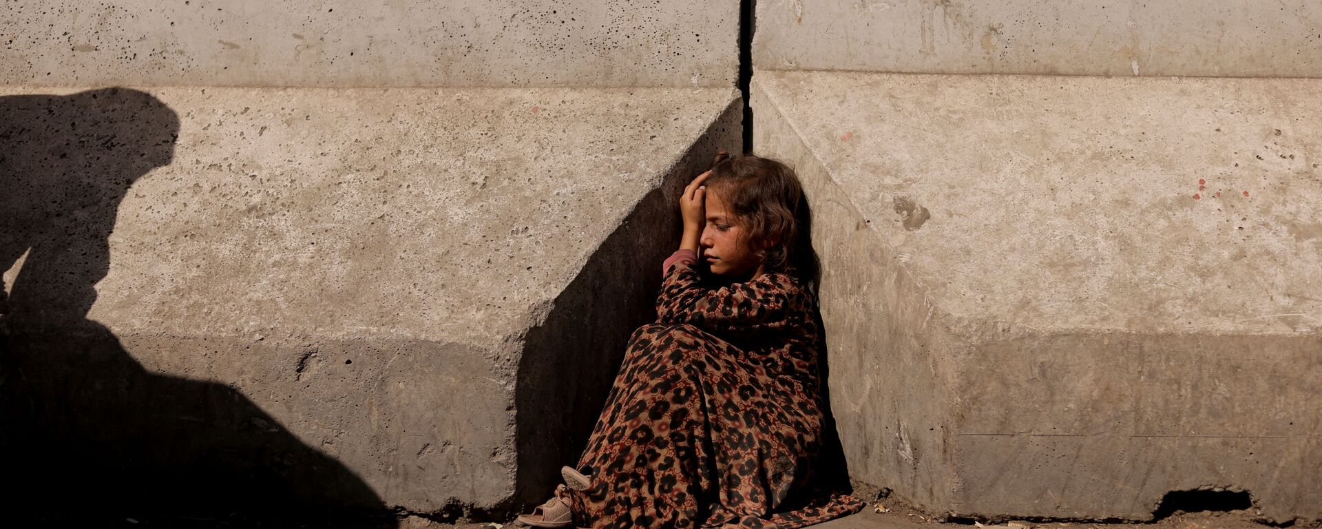 Девочка между бетонными заграждениями в Кабуле - Sputnik Тоҷикистон, 1920, 23.10.2021