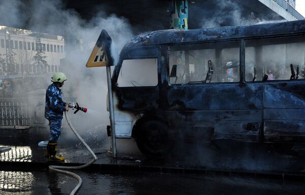 Пожарные тушат армейский автобус, взорвавшийся у Президентского моста. - Sputnik Таджикистан
