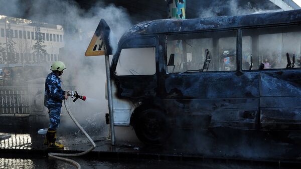 Тушение горящего автобуса на месте теракта в Дамаске  - Sputnik Таджикистан