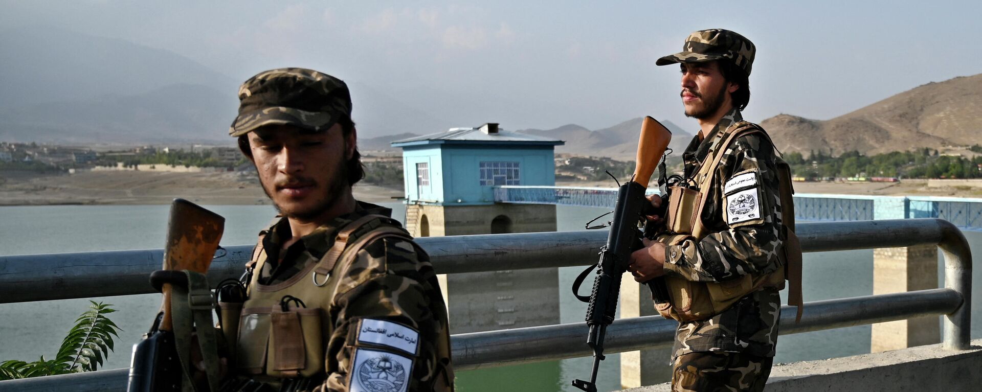 Боевики Талибана патрулируют дорогу у озера Карга на окраине Кабула - Sputnik Таджикистан, 1920, 10.11.2021