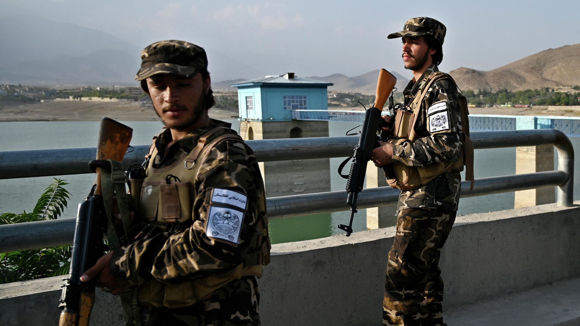 Боевики Талибана патрулируют дорогу у озера Карга на окраине Кабула - Sputnik Таджикистан, 1920, 21.02.2022