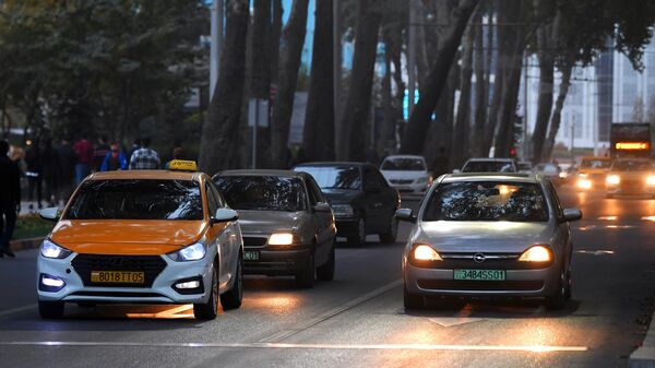 Автомобильное движение на проспекте Рудаки в Душанбе - Sputnik Таджикистан