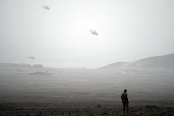 В ходе учений близ границы с Афганистаном военные отрабатывали проникновение вооруженных сил противника на территорию Таджикистана. - Sputnik Таджикистан