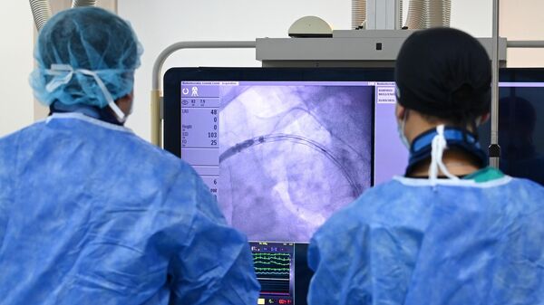 Операция по эндопротезированию грудного отдела аорты - Sputnik Таджикистан