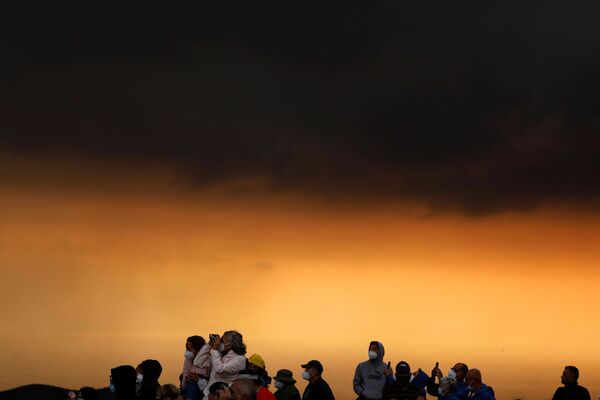 Люди наблюдают извержение вулкана Кумбре-Вьеха. - Sputnik Таджикистан