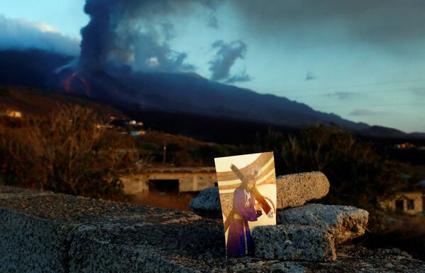 Открытка с изображением Иисуса на фоне извержения вулкана на канарском острове. - Sputnik Таджикистан