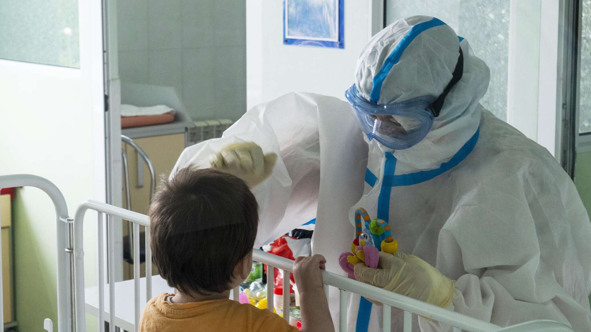 Ребенок заболел ковидом. Медики с больными детьми. Дети болеют коронавирусом. Плановая госпитализация детей.