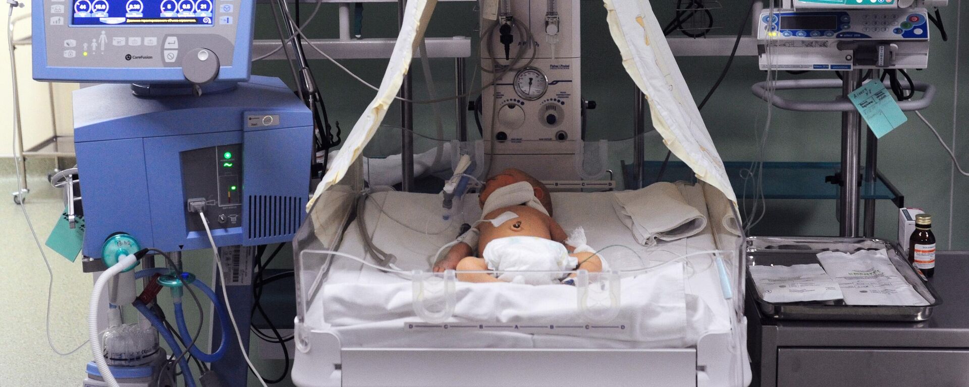 Новорожденный ребенок в кувезе в отделении реанимации и интенсивной терапии новорожденных (недоношенных детей) в перинатальном центре  - Sputnik Таджикистан, 1920, 27.10.2021