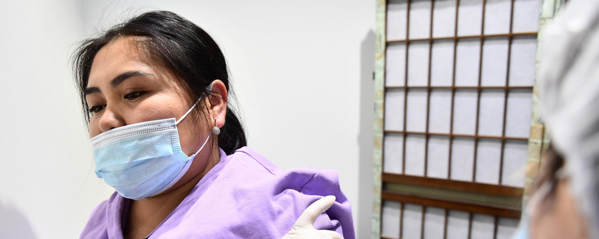 Женщина делает прививку. Иллюстративное фото - Sputnik Тоҷикистон, 1920, 17.01.2026