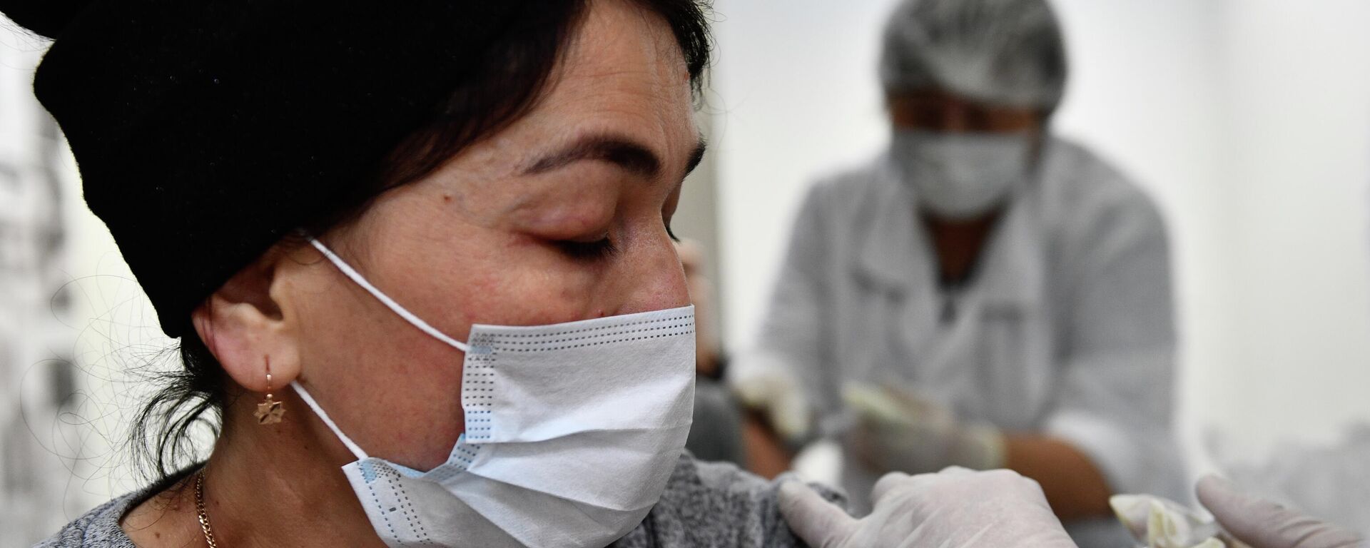 Женщина делает прививку. Иллюстративное фото - Sputnik Таджикистан, 1920, 16.01.2026