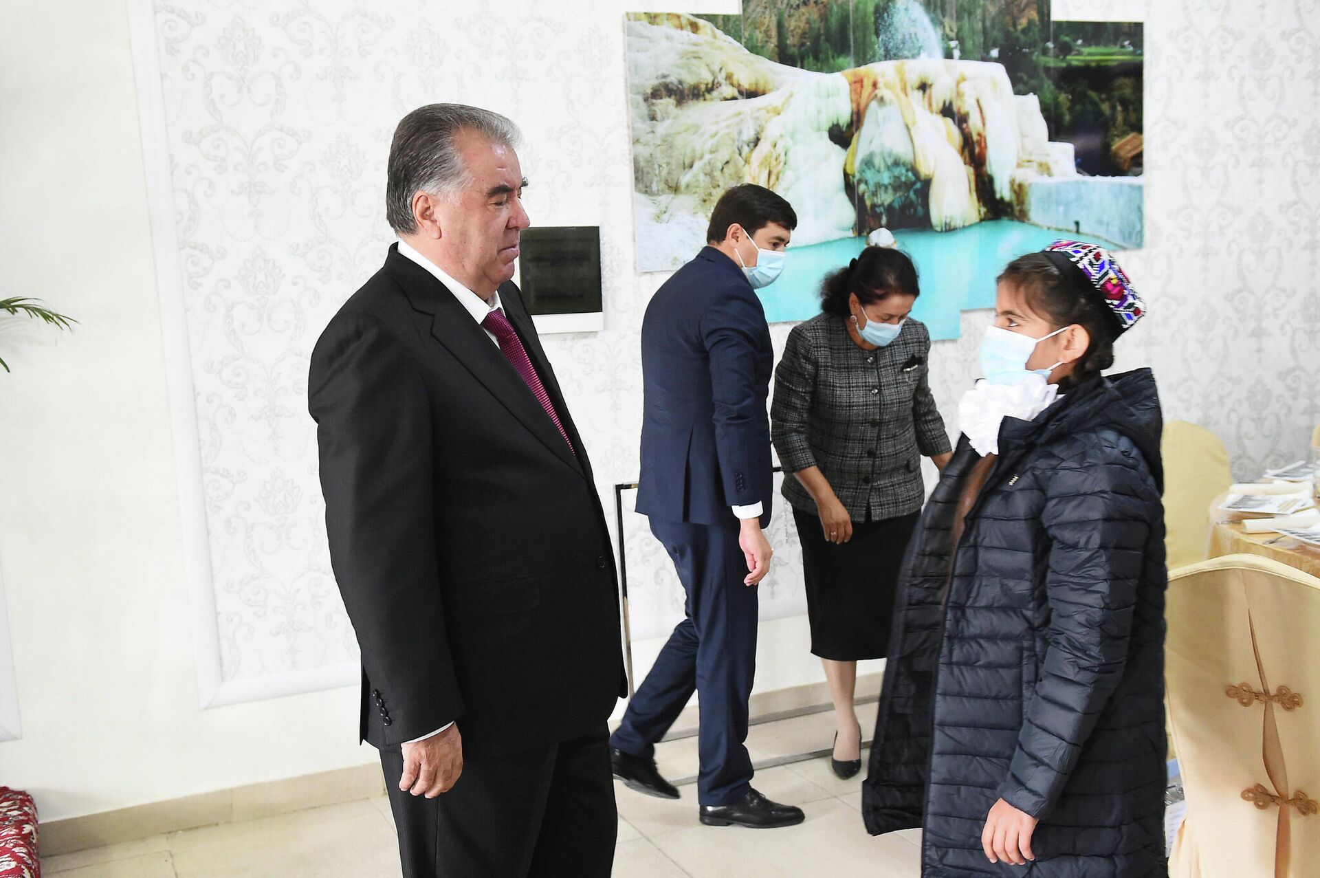 Президент Республики Таджикистан Эмомали Рахмон вручил подарки детям-сиротам в Джалолиддинском районе - Sputnik Таджикистан, 1920, 28.10.2021