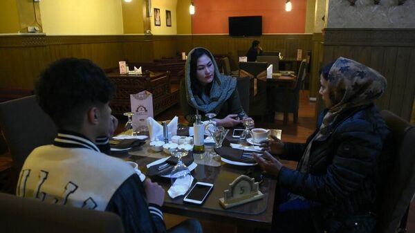 Посетители в ресторане Кабула, архивное фото - Sputnik Таджикистан