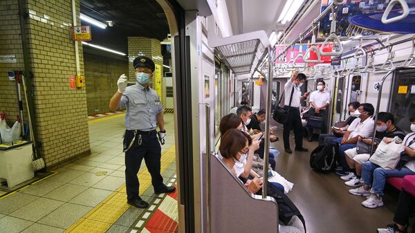 Пассажиры в метро в Токио, архивное фото - Sputnik Таджикистан