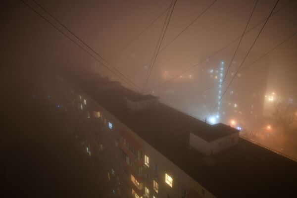 Жилые дома в тумане в Москве.  - Sputnik Таджикистан