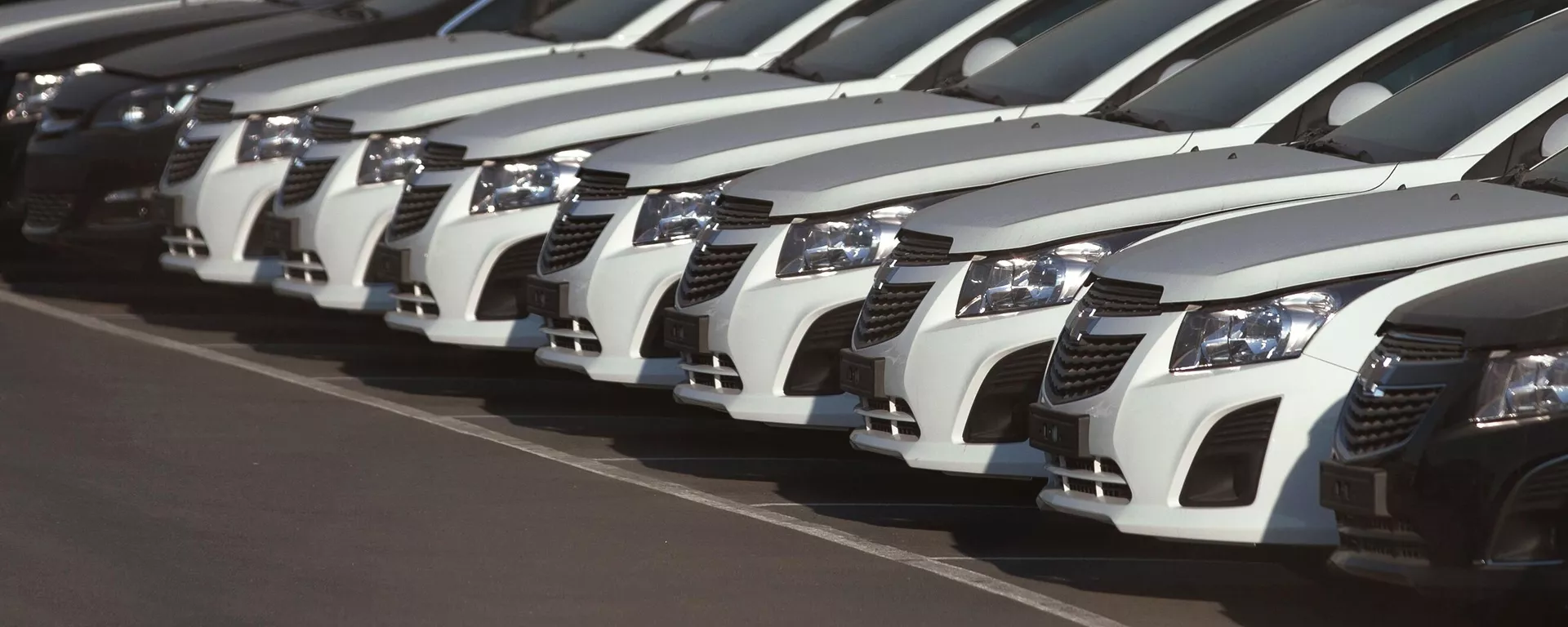 На автостоянке возле завода General Motors в Санкт-Петербурге, архивное фото - Sputnik Тоҷикистон, 1920, 29.11.2022