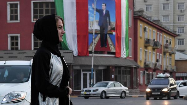 Девушка переходит дорогу на пересечении улицы Айни и проспекта Вахдат в Бохтаре - Sputnik Таджикистан
