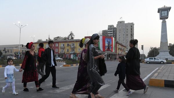 Местные жители переходят дорогу на одной из улиц в Бохтаре - Sputnik Таджикистан
