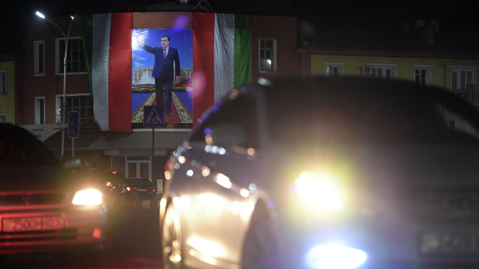 Фотография президента Таджикистана Эмомали Рахмона на пересечении улицы Айни и проспекта Вахдат в Бохтаре - Sputnik Таджикистан, 1920, 06.08.2022
