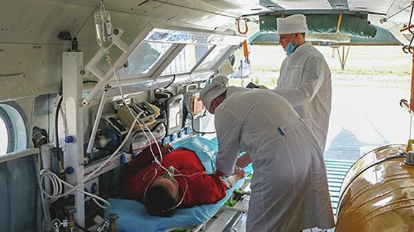 Российские военные медики отработали эвакуацию условно пострадавшего на учении в горах Таджикистана - Sputnik Таджикистан