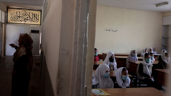 Девочки на занятиях в одной из школ Кабула, Афганистан - Sputnik Тоҷикистон