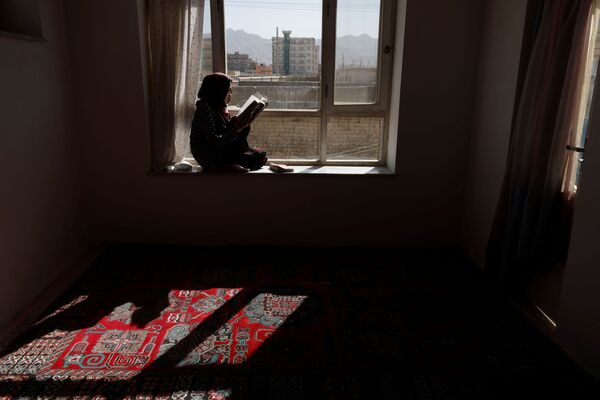 20-летняя Хава учится в педагогическом университете Кабула. С тех пор, как талибы пришли к власти, она не может попасть в вуз. - Sputnik Таджикистан