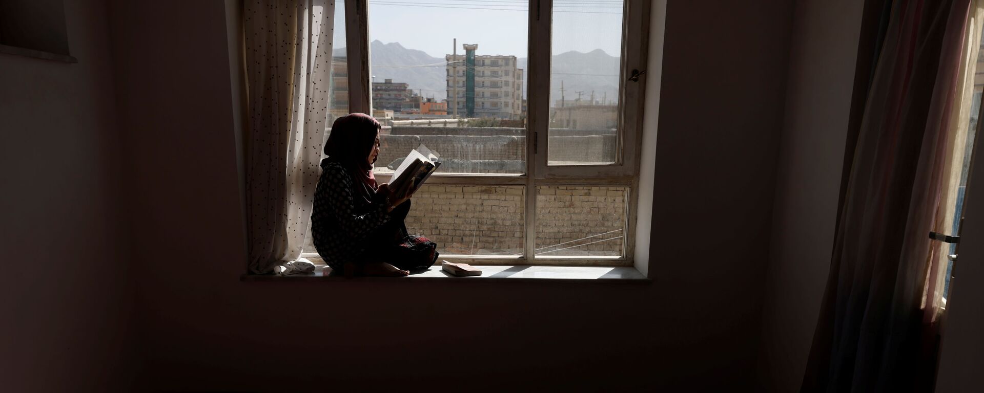 20-летняя студентка Хава читает книгу на подоконнике своего дома в Кабуле, Афганистан - Sputnik Таджикистан, 1920, 05.11.2021