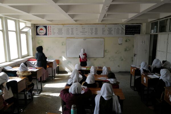 Большинство девочек хотят учиться, но боятся ходить в школу из-за заполнивших улицы городов боевиков. - Sputnik Таджикистан