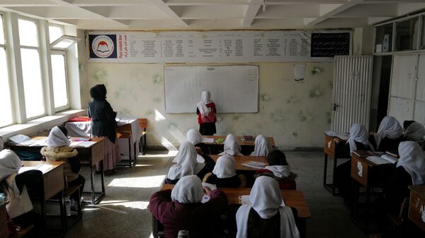 Ученицы начальной школы Кабула во время урока - Sputnik Тоҷикистон
