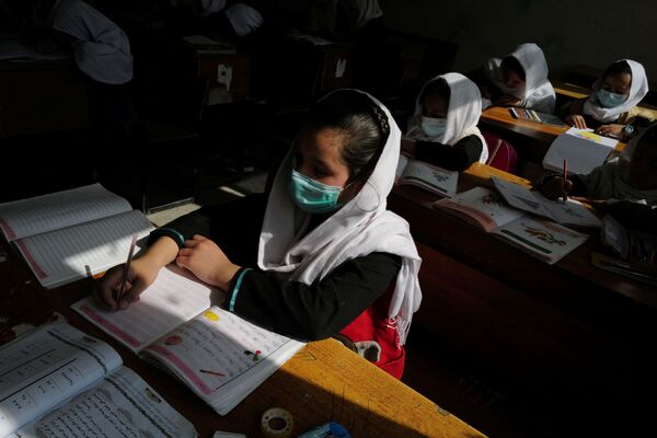 Десятилетняя Хадиа на уроке в одной из школ Кабула. Девочка хочет стать врачом, но, если через два года ей не разрешат продолжить обучение, она не сможет осуществить мечту. - Sputnik Таджикистан