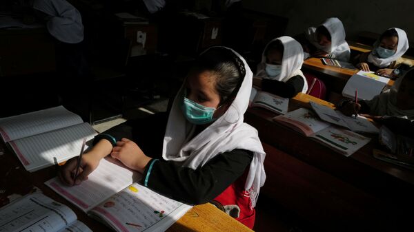 Ученица 4-го класса начальной школы на уроке в школе в Кабуле, Афганистан - Sputnik Тоҷикистон