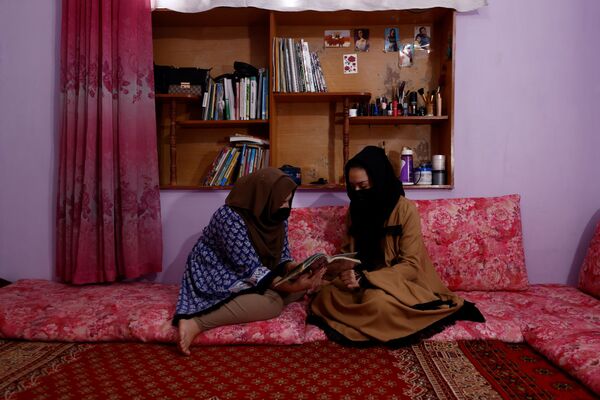 Девушке помогает учиться ее сестра, 19-летняя Севита. - Sputnik Таджикистан