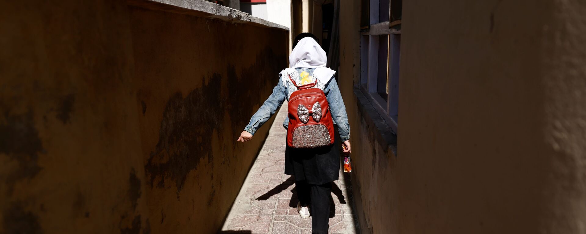 Ученица 4-го класса начальной школы возвращается домой, Кабул, Афганистан - Sputnik Тоҷикистон, 1920, 29.11.2021
