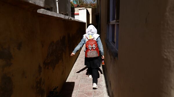 Ученица 4-го класса начальной школы возвращается домой, Кабул, Афганистан - Sputnik Тоҷикистон