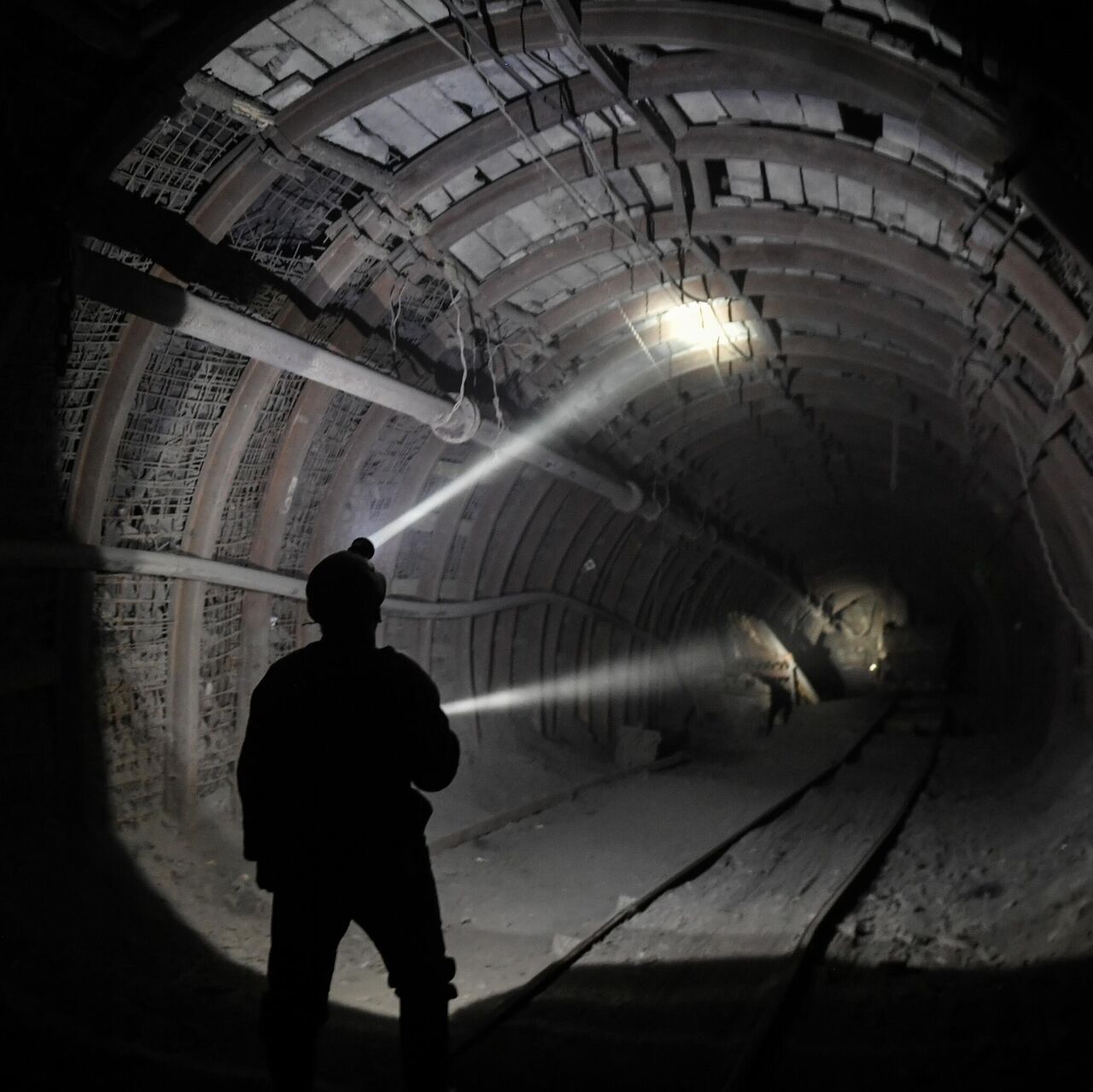 Рахмон напомнил о добыче одного из редчайших полезных ископаемых на Памире