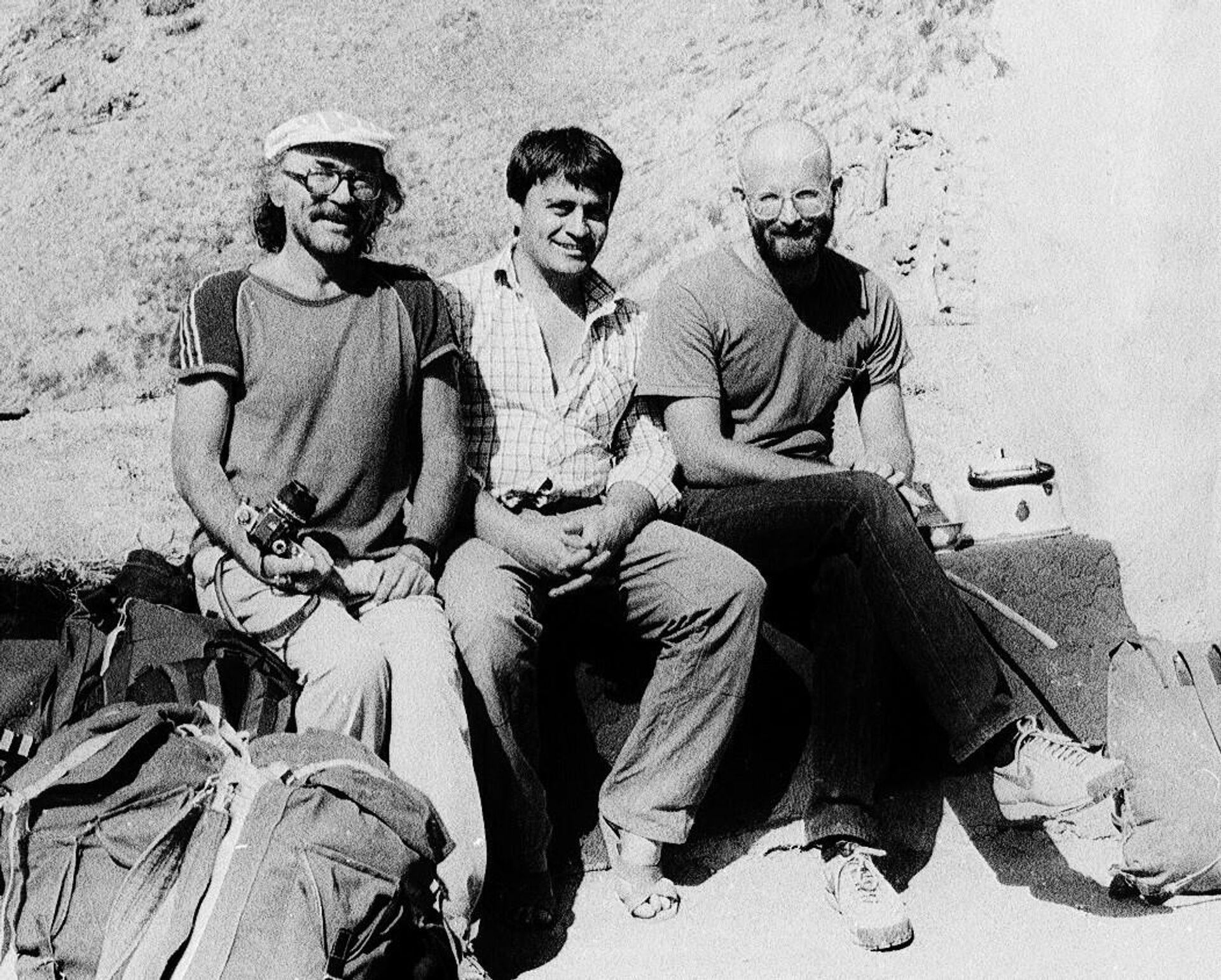 Участники экспедиции:  Генадий Раиушенко, Максуд Иматшоев  и Джон Шоберлайн - Sputnik Таджикистан, 1920, 08.11.2021