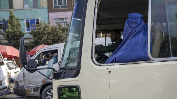 Женщина в бурке в автобусе в Кабуле - Sputnik Тоҷикистон