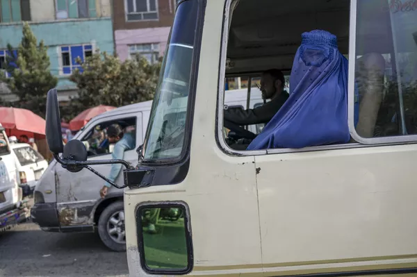 Женщина в бурке в автобусе в Кабуле Женщина в бурке в автобусе в Кабуле