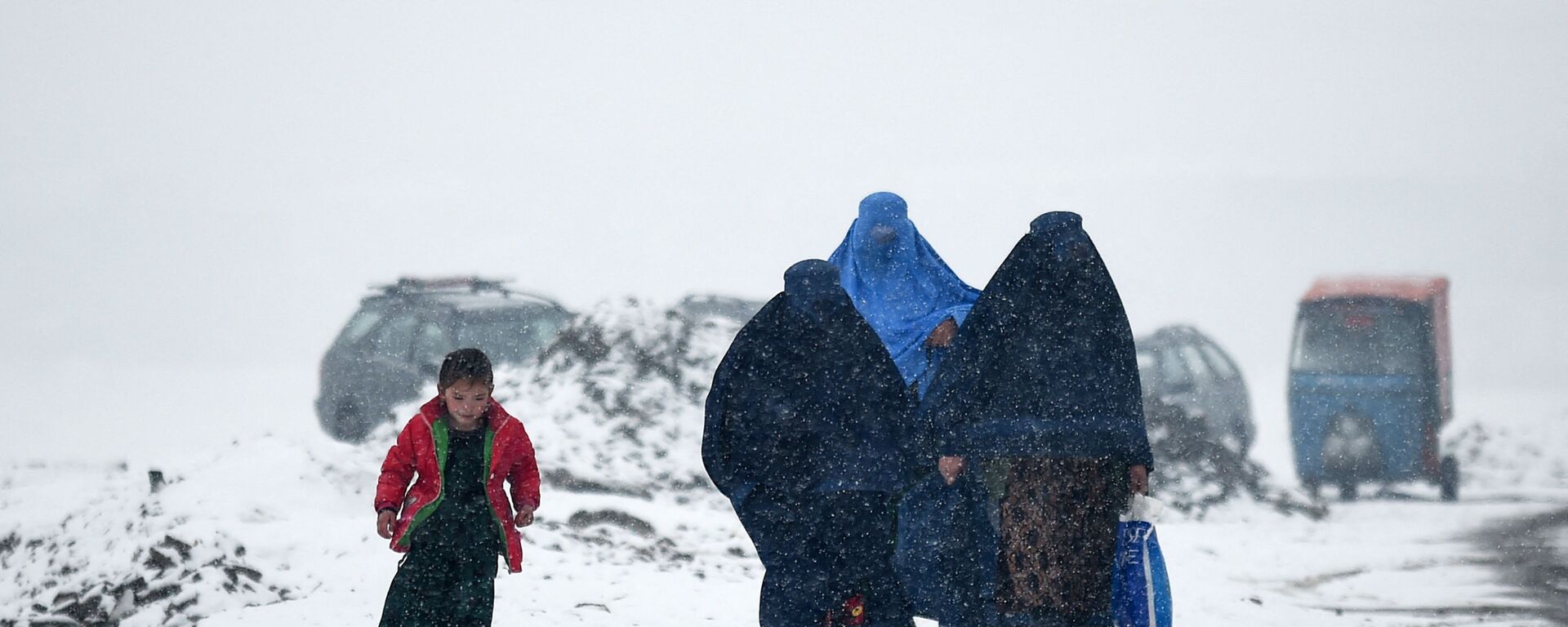 Женщины в бурках во время снегопада в Кабуле - Sputnik Тоҷикистон, 1920, 27.01.2022