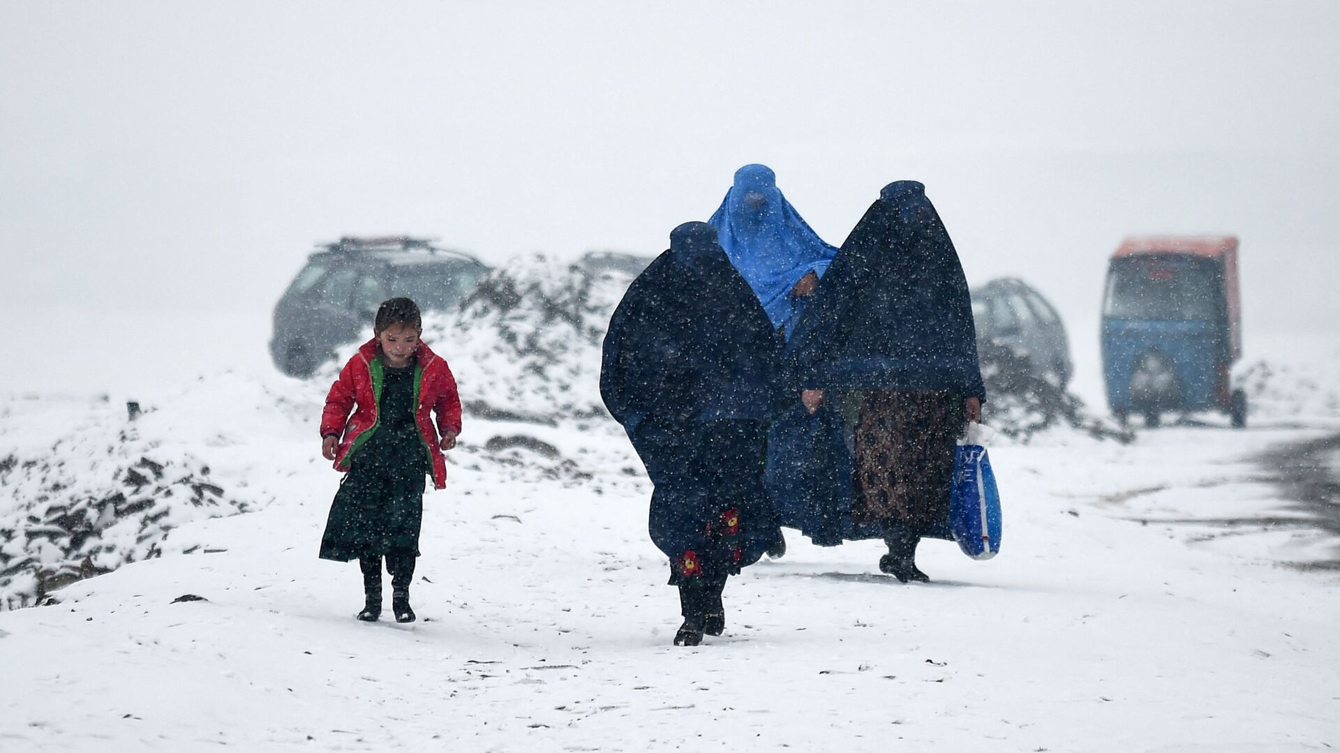 Женщины в бурках во время снегопада в Кабуле - Sputnik Тоҷикистон, 1920, 13.12.2021