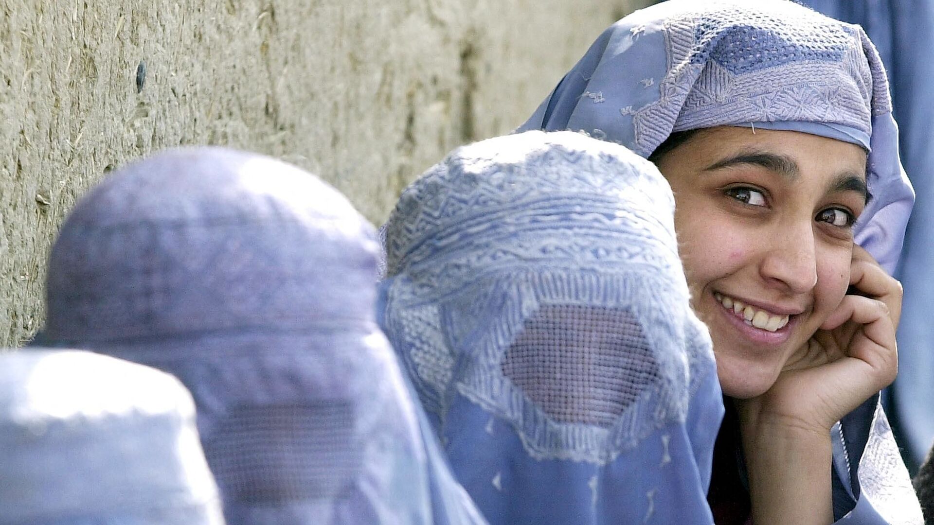 Женщины в бурках во время раздачи продуктов в Кабуле - Sputnik Тоҷикистон, 1920, 27.03.2022