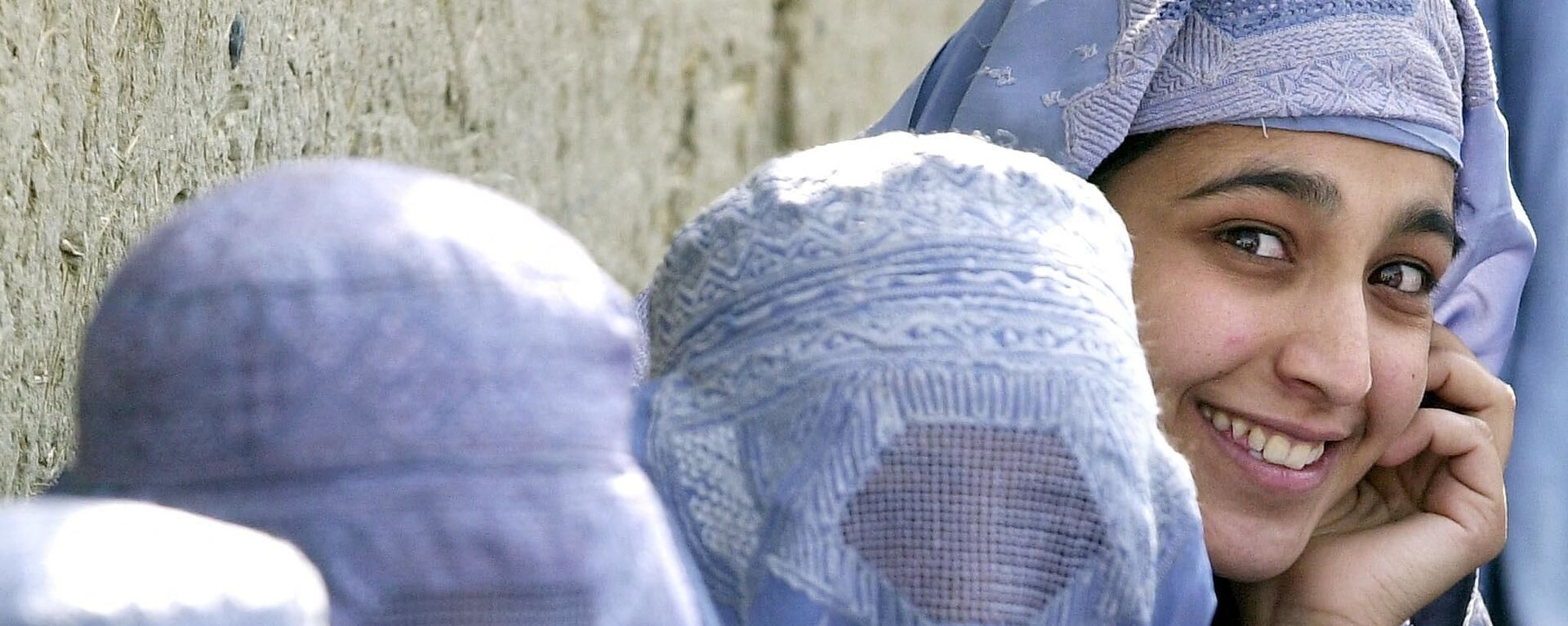 Женщины в бурках во время раздачи продуктов в Кабуле - Sputnik Тоҷикистон, 1920, 25.11.2022