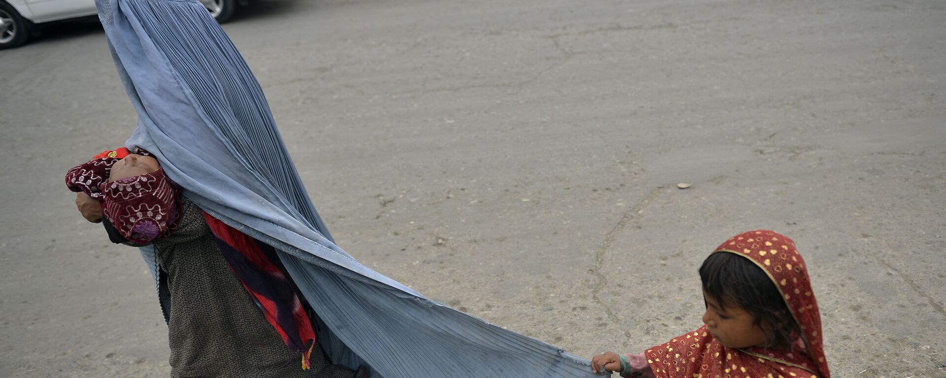 Женщина в бурке с ребенком на улице в Кабуле - Sputnik Тоҷикистон, 1920, 08.12.2021