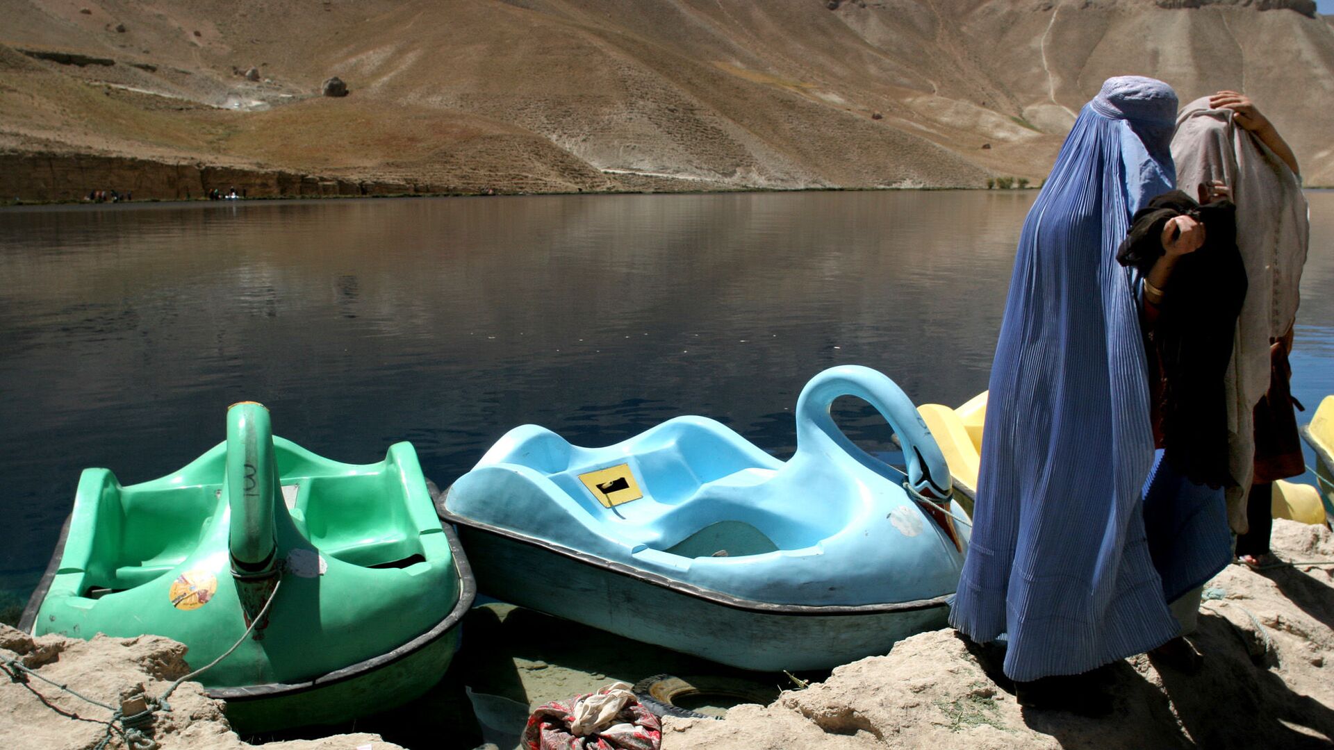 Женщины в бурках у озера Band-e-Amir в Афганистане  - Sputnik Тоҷикистон, 1920, 14.11.2022