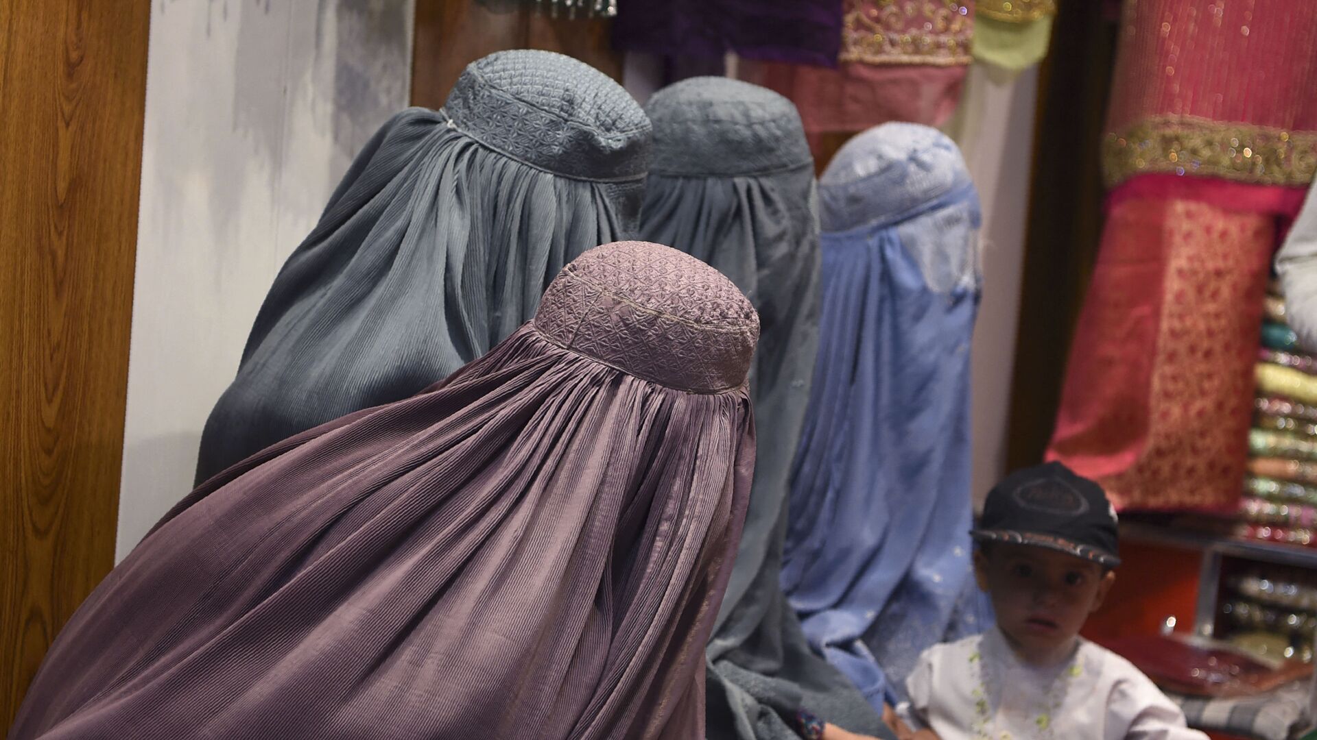Женщины в бурках в магазине в Кандагар - Sputnik Таджикистан, 1920, 08.03.2023