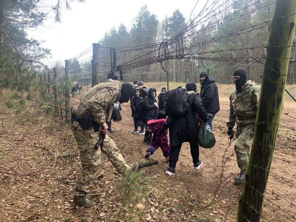 Беженцы на белорусско-польской границе начали прибывать утром в понедельник, 8 ноября. - Sputnik Таджикистан