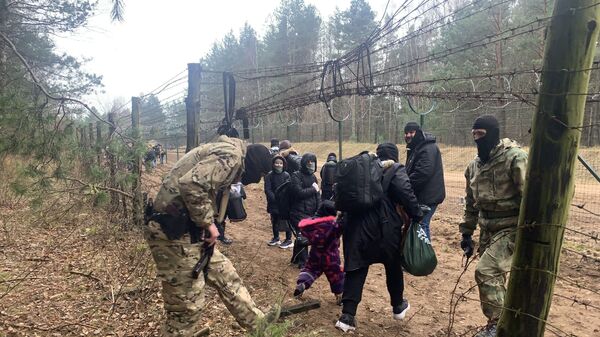 Беженцы на белорусско-польской границе - Sputnik Таджикистан
