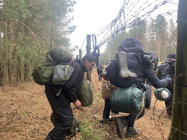 Мигранты не пытаются попасть на территорию Европы легально через КПП, а проходят в лес. - Sputnik Таджикистан