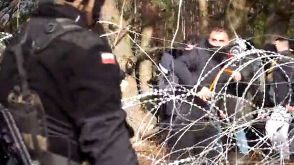 Польская полиция и пограничники блокируют сотни мигрантов - Sputnik Тоҷикистон