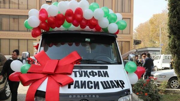 Мэр Исфары подарил пограничной милиции автомобиль - Sputnik Таджикистан