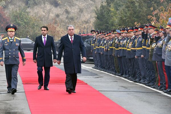 Президент Таджикистана принимает участие в параде, посвященном Дню милиции. - Sputnik Таджикистан